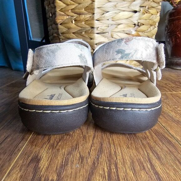 NIB Women’s Clarks Laurieann Style Sand Size 7 Sandals Floral Metallic Comfort - Picture 5 of 12